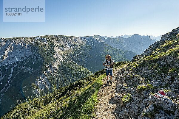 Bergsteiger  Wanderer auf Wanderweg zum Bärenkopf  hinten Bergkamm Stanser-Joch-Kamm mit Stanser Joch  Karwendel  Tirol  Österreich  Europa