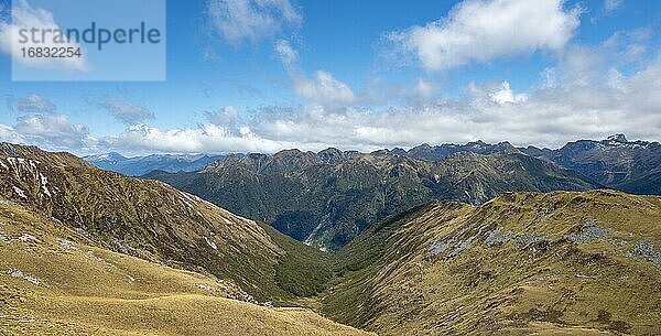 Ausblick auf Berge Murchison Mountains und Südalpen  vom Wanderweg Kepler Track  Great Walk  Fiordland National Park  Southland  Neuseeland  Ozeanien