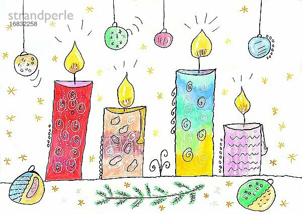 Vier bunte Kerzen und Weihnachtskugeln  Weihnachtszeit