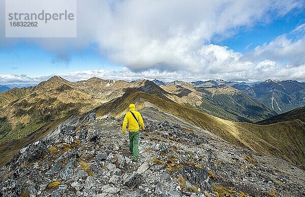 Bergsteiger  Wanderer am Gipfel des Mount Luxmore  Blick auf die Bergkette Murchison Mountains und Kepler Mountains  Kepler Track  Great Walk  Fiordland National Park  Southland  Neuseeland  Ozeanien