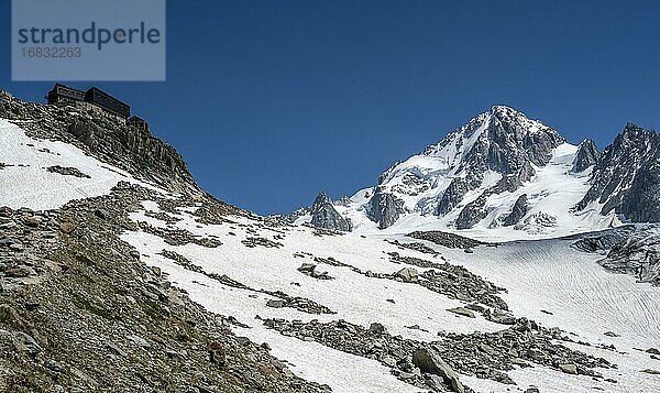 Berghütte Refuge Albert 1er  Glacier du Tour  Gletscher und Berggipfel  hochalpine Landschaft  Gipfel des Aiguille de Chardonnet  Chamonix  Haute-Savoie  Frankreich  Europa