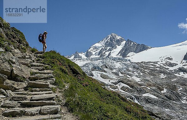 Bergsteigerin  Wanderin auf dem Weg zum Refuge Albert 1er  Glacier du Tour  Gletscher und Berggipfel  Hochalpine Landschaft  Gipfel des Aiguille de Chardonnet  Chamonix  Haute-Savoie  Frankreich  Europa