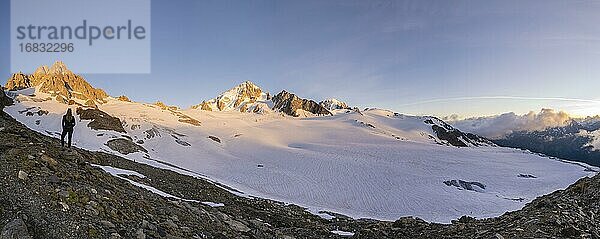 Abendstimmung  Bergpanorama  Wanderin steht vor Gletscher  Glacier du Tour  Gletscher und Berggipfel  Hochalpine Landschaft  links Tête Blanche  Petite und Grande Fourche  rechts Alguille de Chardonnet  Chamonix  Haute-Savoie  Frankreich  Europa