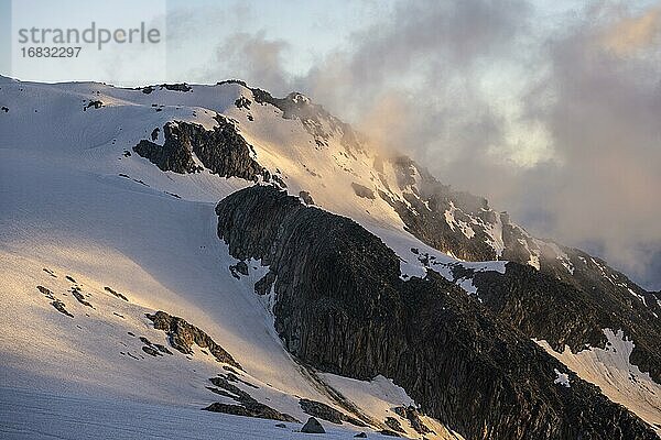 Abendstimmung  Nebel am Glacier du Tour  Gletscher und Berggipfel  hochalpine Landschaft  Chamonix  Haute-Savoie  Frankreich  Europa