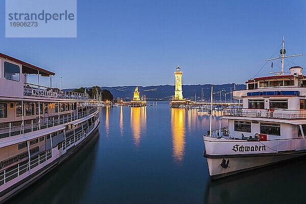 Ausflugsschiffe im Hafen  Bayrischer Löwe  Leuchtturm  Lindau  Bodensee  Bayern  Deutschland  Europa