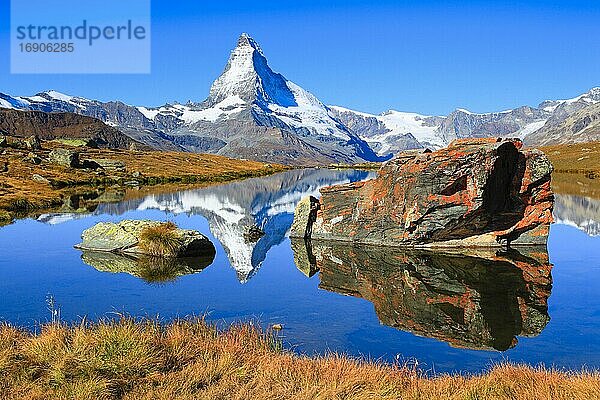 Matterhorn und Bergsee  Wallis  Schweiz  Europa