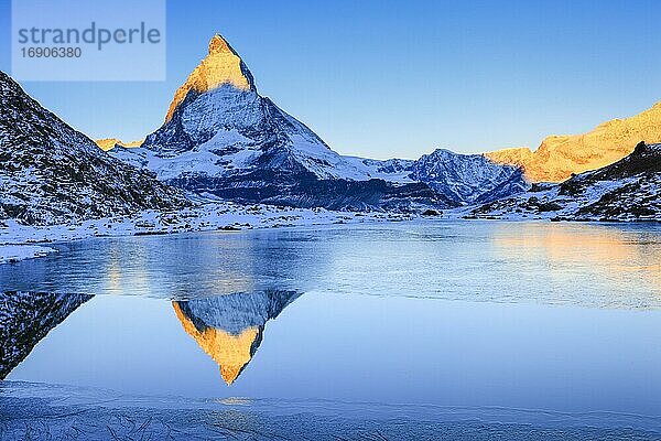 Matterhorn und Bergsee  Wallis  Schweiz  Europa