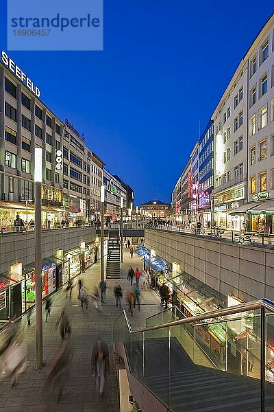 Läden in der Bahnhofstraße  Haupteinkaufsstraße  Einkaufspassage  Fußgängerzone  Hannover  Niedersachsen  Deutschland  Europa