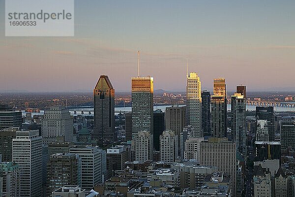 Ausblick auf Hochhäuser der Stadt Montreal  Montreal Provinz Quebec  Kanada  Nordamerika