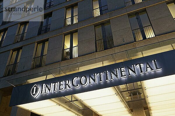Hotel Intercontinental  beleuchtete Logo am Gebäude  Königsallee  Düsseldorf  Nordrhein-Westfalen  Deutschland  Europa