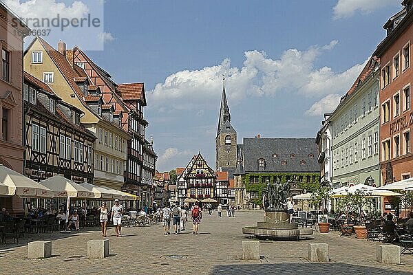 Marktplatz mit Marktkirche St. Benediktii und Rathaus  Quedlinburg  UNESCO Weltkulturerbe  Sachsen-Anhalt  Deutschland  Europa