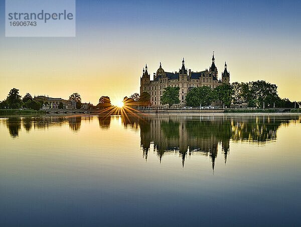 Das Schweriner Schloss am Schweriner See bei Sonnenaufgang  Schwerin  Mecklenburg-Vorpommern  Deutschland  Europa