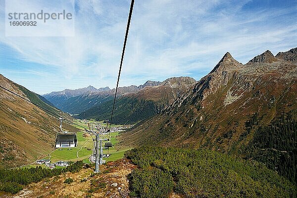Seilbahn Birkhahnbahn mit Gorfenspitze und Blick auf Galtür  Paznauntal  Silvretta  Tirol  Österreich  Europa