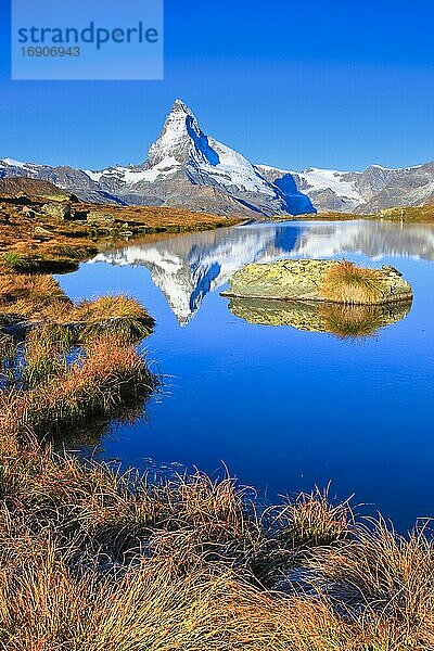 Matterhorn und Bergsee  Wallis  Schweiz  Europa