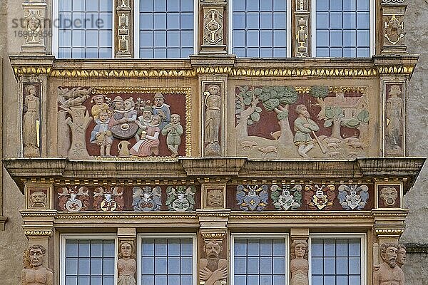 Bemalte Reliefs an der Fassade des Tempelhaus  Marktplatz  Hildesheim  Niedersachsen  Deutschland  Europa
