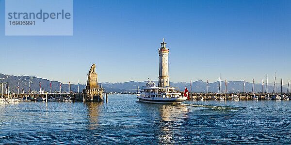 Ausflugsschiff in der Hafeneinfahrt  Bayrischer Löwe  Leuchtturm  Hafen  Lindau  Bodensee  Bayern  Deutschland  Europa