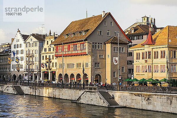 Zunfthäuser am Limmatquai  Haus zum Rüden  Fluss Limmat  Altstadt  Zürich  Kanton Zürich  Schweiz  Europa