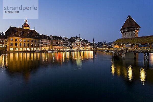 Altes Rathaus  Kapellbrücke mit Wasserturm  Fluss Reuss  Altstadt  Stadtansicht  Luzern  Kanton Luzern  Schweiz  Europa