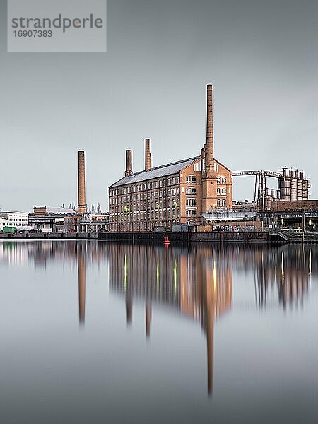 Industriearchitektur an der Spree  ehemaliges Kabelwerk Oberschöneweide (KWO)  Wasserspiegelung  Oberschöneweide  Berlin  Deutschalnd