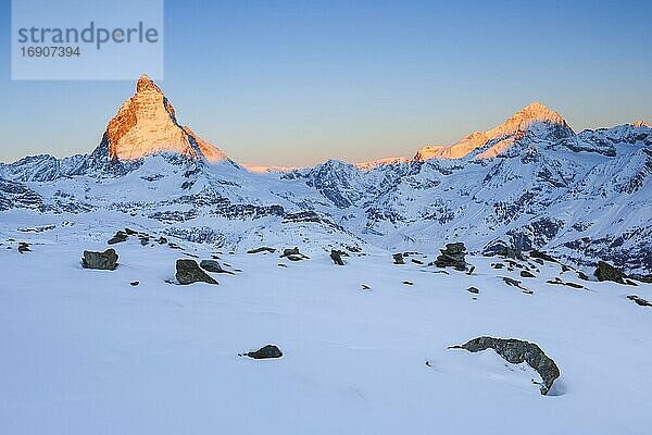 Matterhorn  4478 m  Dent Blanche  4357m  Wallis  Schweiz  Europa