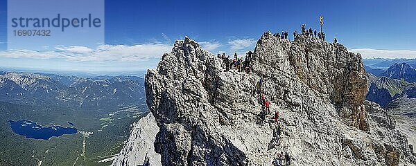 Gipfel der Zugspitze mit Touristen und Bergsteigern und Blick auf den Eibsee  Allgäu  Bayern  Deutschland  Europa