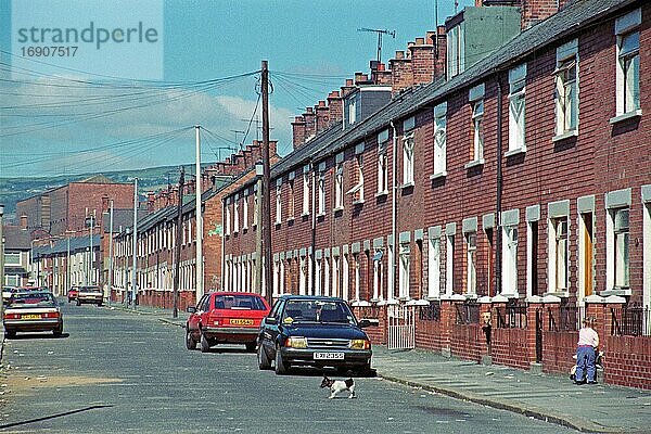 Straßenszene und Reihenhäuser  Falls Road Viertel  historische Aufnahme  08.09.1986  Belfast  Nordirland