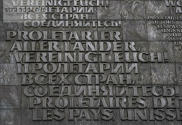 Inschrift ?Proletarier aller Länder vereinigt euch!? in mehreren Sprachen  hinter dem Karl-Marx-Monument  Chemnitz  Sachsen  Deutschland  Europa