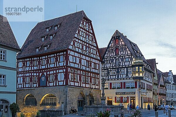 Marktplatz bei Dämmerung  Altstadt  Rothenburg ob der Tauber  Mittelfranken  Bayern  Deutschland  Europa