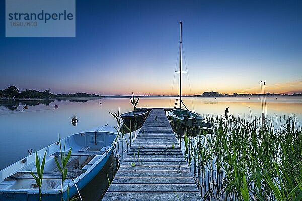 Morgenrot am Schaalsee  Holzsteg mit Booten und Schilf  Biosphärenreservat Schaalsee  Mecklenburg-Vorpommern  Deutschland  Europa