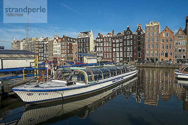 Ausflugsboot am Hafen  Damrak  Amsterdam  Provinz Nordholland  Niederlande  Amsterdam  Provinz Nordholland  Niederlande  Europa