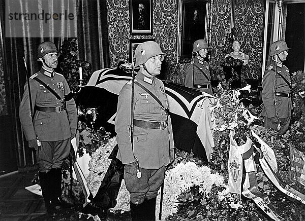 Ehrenwache mit Soldaten am Sarg von Paul von Hindenburg  historische Aufnahme  August 1934  Gut Neudeck  Deutschland  heute Polen  Europa
