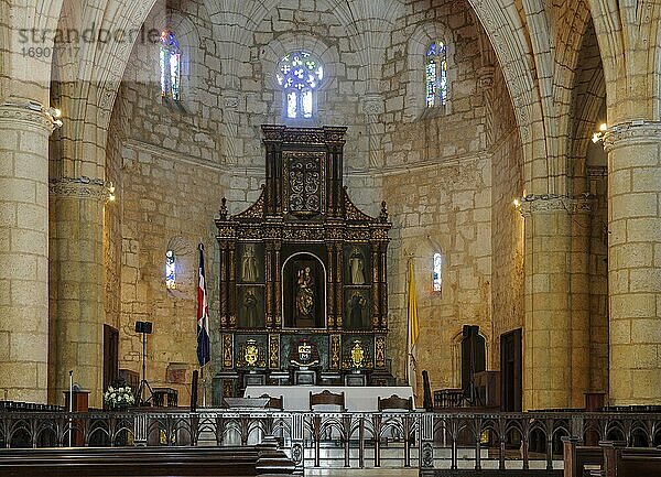 Altarraum in Basilika Kathedrale Santa María la Menor  1512  Unesco Weltkulturerbe  Zona Colonial  Santo Domingo  Dominikanische Republik  Mittelamerika
