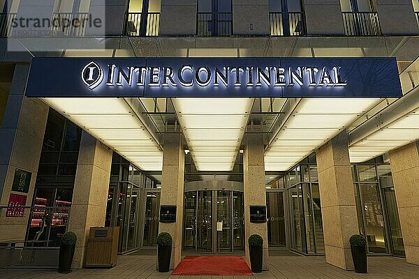 Hotel Intercontinental  beleuchteter Eingang mit Logo  Königsallee  Düsseldorf  Nordrhein-Westfalen  Deutschland  Europa