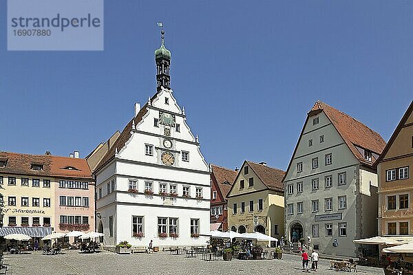 Marktplatz mit Ratsherrntrinkstube  Altstadt  Rothenburg ob der Tauber  Mittelfranken  Bayern  Deutschland  Europa