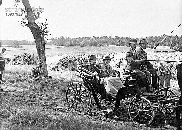 Paul von Hindenburg fährt mit einer Kutsche und inspiziert seine Ländereien  historische Aufnahme  ca. 1930  Neudeck  Deutschland  heute Polen  Europa