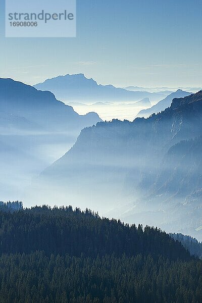 Pragelpass  Blick übers Muotatal mit Pilatus  Schwyz  Schweiz  Europa