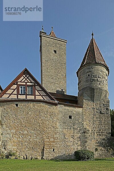 Burgturm und Stadtmauer  Altstadt  Rothenburg ob der Tauber  Mittelfranken  Bayern  Deutschland  Europa