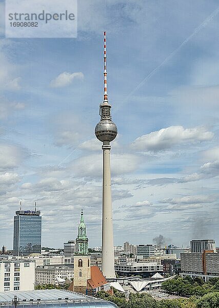 Stadtansicht mit Berliner Fernsehturm und Marienkirche  Berlin  Deutschland  Europa