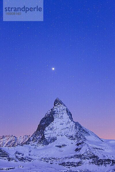 Matterhorn und Sternenhimmel  Zermatt  Wallis  Schweiz  Europa