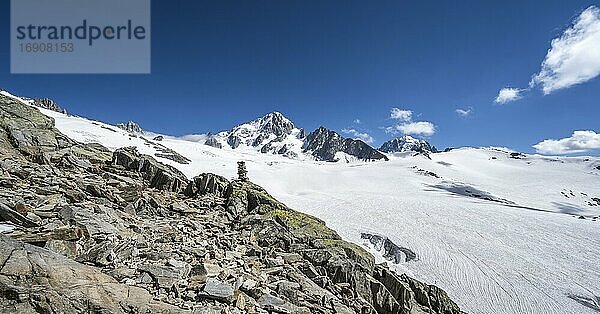 Steinmännchen am Wanderweg  Glacier du Tour  Gletscher und Berggipfel  Hochalpine Landschaft  links Aiguille du Chardonnet  Chamonix  Haute-Savoie  Frankreich  Europa
