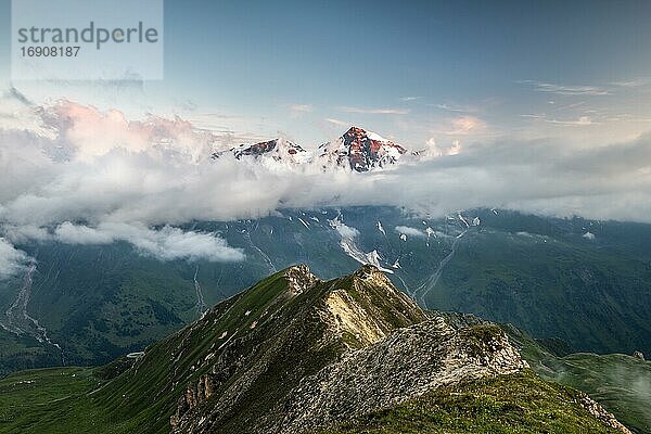 Blick von der Edelweißspitze zum Großen Wiesbachhorn  Großglockner Hochalpenstraße  Hohe Tauern  Land Salzburg  Österreich  Europa