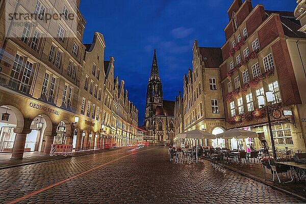 Beleuchtete historische Giebelhäuser mit der St Lamberti Kirche  abends zur blauen Stunde  Prinzipalmarkt  Münster  Nordrhein-Westfalen  Deutschland  Europa