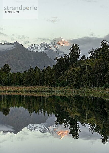Sonnenuntergang  Mt. Cook  Spiegelung im Lake Matheson  Mount-Cook-Nationalpark  Westland Nationalpark  Neuseeländische Alpen  Südinsel  Neuseeland  Ozeanien
