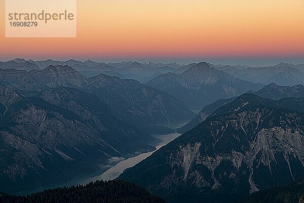 Sonnenaufgang über Lechtaler Alpen  Reutte  Ammergauer Alpen  Tirol  Österreich  Europa