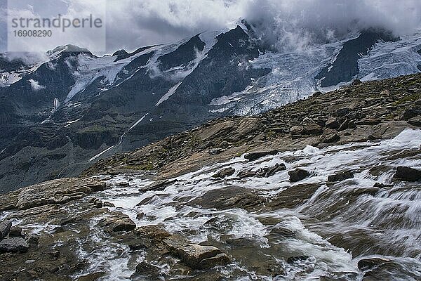 Gartel-Wasserfall am Gamsgrubenweg in den Alpen  Bergpanorama  Großglockner  Nationalpark Hohe Tauern  Österreich  Europa