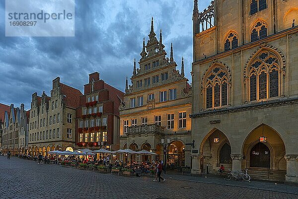 Beleuchtete historische Giebelhäuser zur blauen Stunde  Abendstimmung  Prinzipalmarkt  Münster  Nordrhein-Westfalen  Deutschland  Europa
