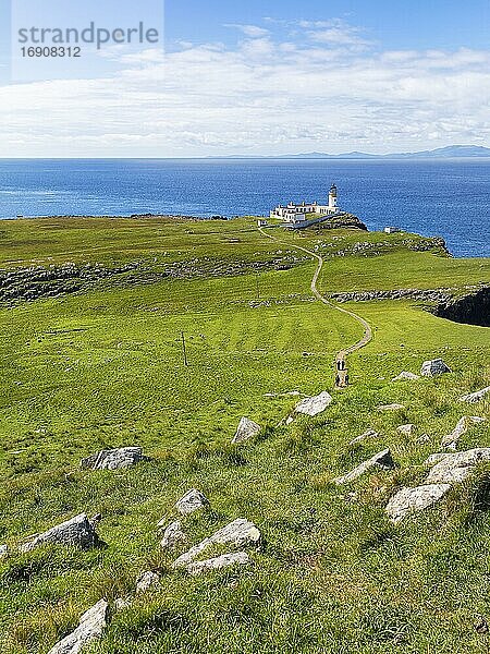 Wanderweg zum Leuchtturm auf der Halbinsel Neist Point mit Blick auf die Äußeren Hebriden am Horizont  Dunvegan  Isle of Sky  Innere Hebriden  Schottland  Großbritannien  Europa
