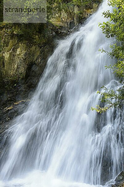 Strömendes Wasser am Gartel-Wasserfall im Nationalpark Hohe Tauern  Österreich  Europa