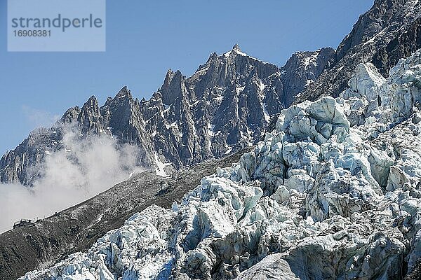 Hochalpine Berglandschaft  Gletscherzunge  Glacier des Bossons  Gipfel Aiguille du Midi  Chamonix  Haute-Savoie  Frankreich  Europa