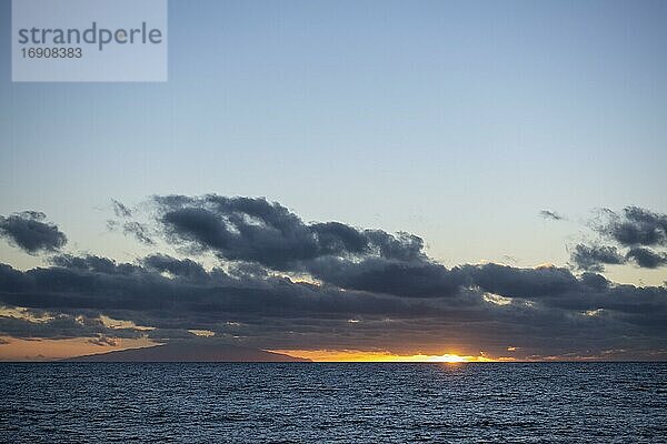 Sonnenuntergang am Meer  hinten die Insel El Hierro  Valle Gran Rey  La Gomera  Kanaren  Spanien  Europa